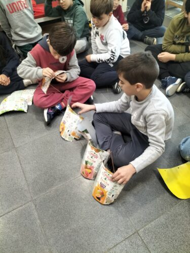 Ao longo da árvore é visível as embalagens de Compal, com o respetivo símbolo da Tetra Pak e Compal.