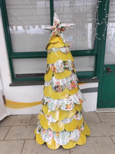 A árvore no espaço exterior da escola para ser visível por toda a comunidade escolar que participou na angariação de embalagens da Compal.