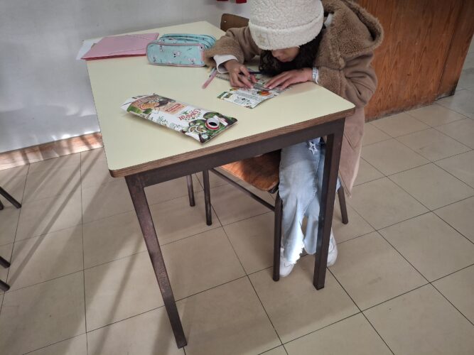 Formar as flores e colar as tampas no cento