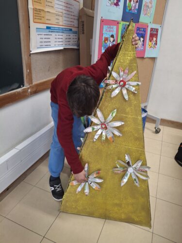 Colar as flores na base da árvore