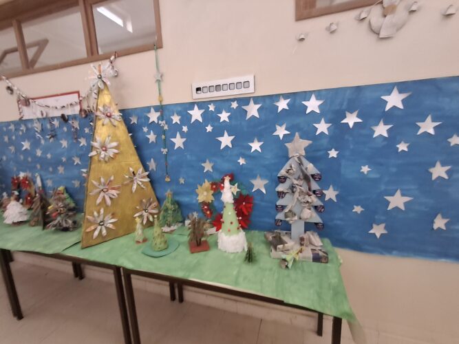 A árvore Natal Amarelo junto de outros trabalhos no hall do bloco onde os alunos têm aulas