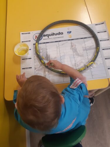 Pintar de amarelo os arcos feitos com tubo de canalização.