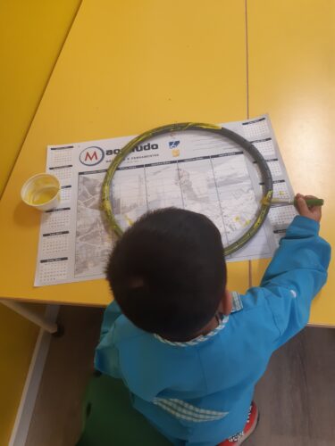 Pintar de amarelo os arcos com tinta amarela.