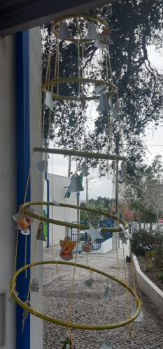 Árvore amarela com arcos e lã amarelos.