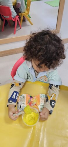 As crianças das salas de berçário ficaram responsáveis pela pintura dos pacotes já recortados pelas crianças mais velhas, com a supervisão das amigas crescidas. Muito amarelo pelas maõs, mesas, cabelos, enfim....diversão!