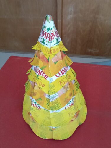 Em cada Pacote da Compal, as educadoras das salas de Jardim, pediram em jeito de jogo que descobrissem todos os símbolos da TetraPak, depois com o auxílio de um furador cortaram e reservaram. Depois da montagem e secagem da tinta colaram.