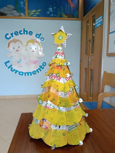 A nossa árvore ficou bem visível no hall de entrada do nosso Infantário! E que decoração bem elogiada e apetecível. O olhar das nossas crianças de satisfação e realização sempre que entravam era de louvar.