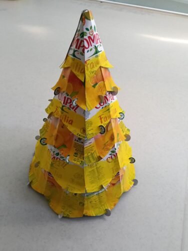 Vista de cima da nossa elegante árvore amarela da TetraPak.