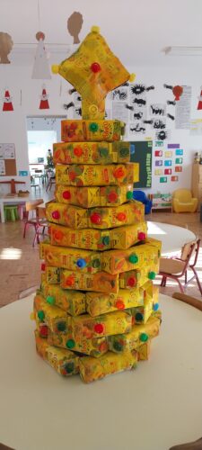 A árvore ficou exposta na entrada da sala de atividades (entrada do jardim de infância).