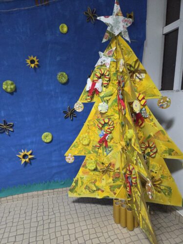 Árvore de Natal com os enfeites realizados pelas diferentes salas