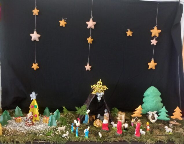 Presépio da Instituição com a Árvore de Natal AMARELA