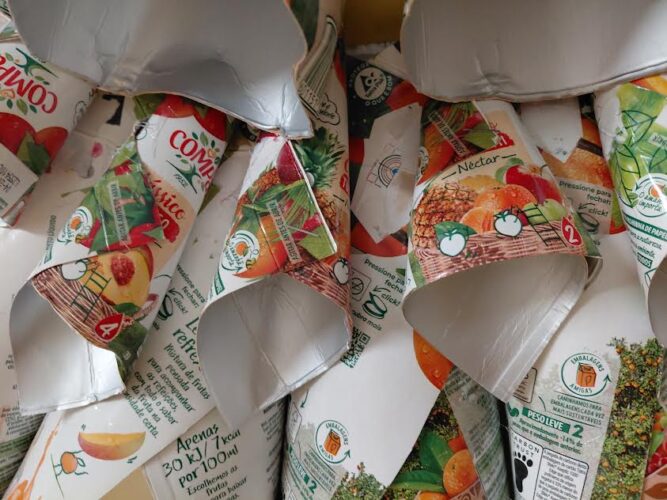 Cones feitos com os pacotes trazidos pelas crianças.