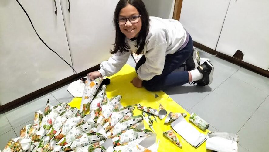 Quase conclusão da nossa árvore, para colocar posteriormente no hall de entrada na escola no quadro eco-escolas.