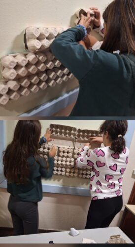 A base da árvore de Natal feita com caixas de ovos de vários tamanhos.