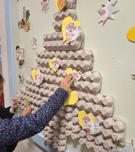 Decoração da árvore de Natal Amarela com corações de vários tamanhos.