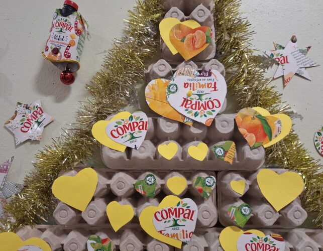 Detalhe dos símbolos Tetra pak e da marca Compal.