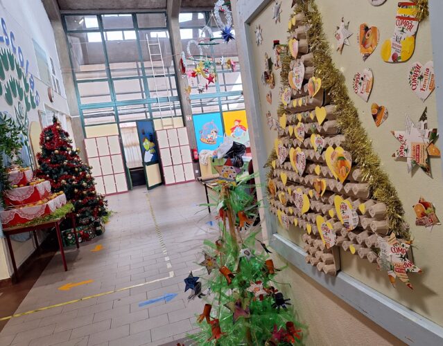 Árvore de Natal montada na entrada da escola.