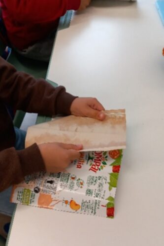 Separação do alumínio do papel cartão.