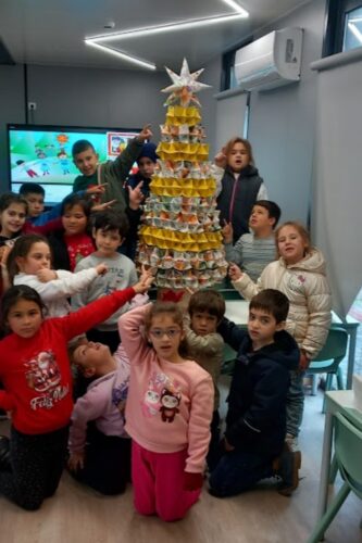 Árvore de Natal no espaço escolar.