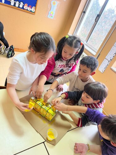 Alunos em grupo a pintar