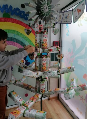 Depois dos ramos montados, passamos à fase de decoração, onde todos os adornos (com a exceção da estrela do topo da árvore) foram perfurados com fio sisal e pendurados de forma alternada na árvore.