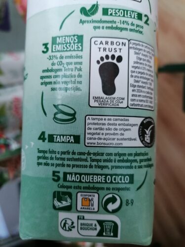 Foram selecionadas as embalagens Tetra Pak necessárias para a construção da árvore e dos adornos. Sendo estas embalagens compostas de material reciclável, todo o desperdício das mesmas irá ser depositado no eco-ponto amarelo.