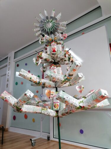 No final, foi recolhido todo o desperdício e colocado no eco-ponto amarelo. Por fim, registamos fotograficamente a árvore aquando o seu batismo: “Concha”, a árvore de Natal amarela da EB1 da Conchada.