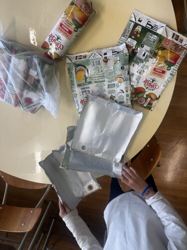 Preparação das embalagens - limpeza, secagem e desenho dos ornamentos nas mesmas;