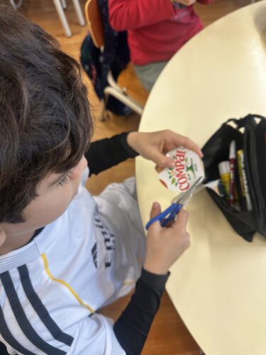 Recorte dos ornamentos nas embalagens tetrapack da compal.