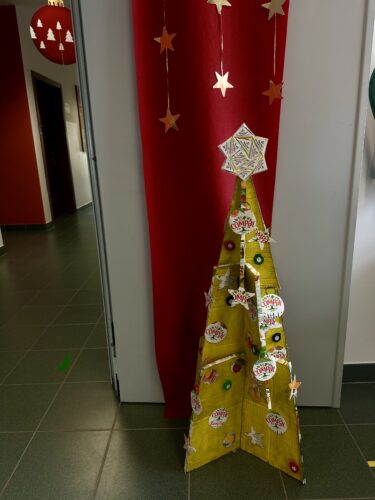 A Árvore finalizada no espaço escolar, nomeadamente num dos pisos da escola, juntamente com restante decoração de Natal da escola.
