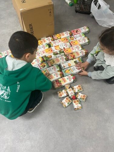 - Processo de construção da árvore: organização da estrutura através das embalagens, recorte do cartão e pintura do mesmo de amarelo