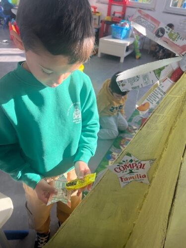 - Pintura do cartão, recorte dos enfeites em forma de estrelas/sinos e colagem