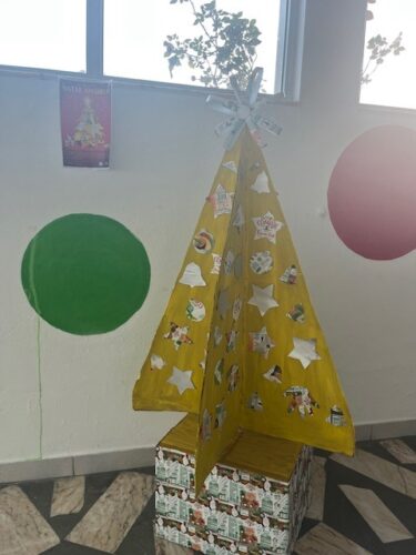 - Árvore exposta no corredor da instituição<br/>- Apresentação do resultado final para a comunidade educativa e pais