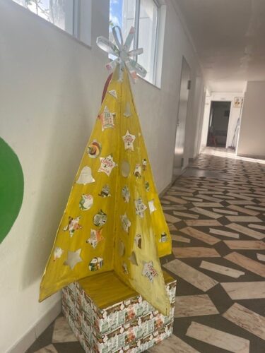 - Árvore de Natal amarela exposta no corredor da instituição