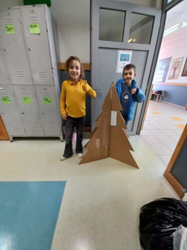 A nossa árvore a ganhar forma.