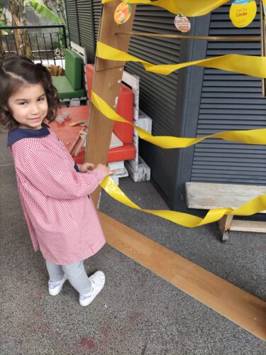 colocação das fitas de plástico amarelo