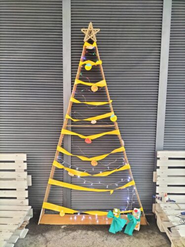 Árvore no pátio coberto da escola.