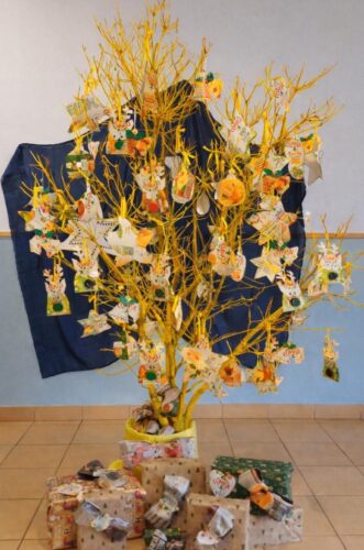 Árvore de Natal Amarela exposta num espaço da escola, dando uma nova vida a uma árvore natural que tinha secado.