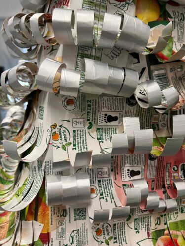 Embalagem enrolada e colada na árvore