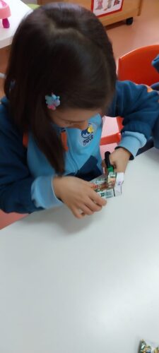 Construção de enfeites para árvore de natal