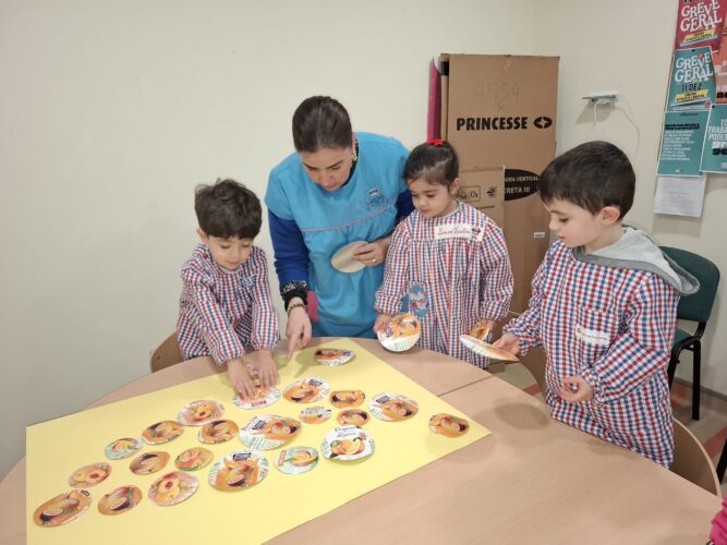 Colocar os vários círculos num cartão para compor a Árvore Natal amarelo