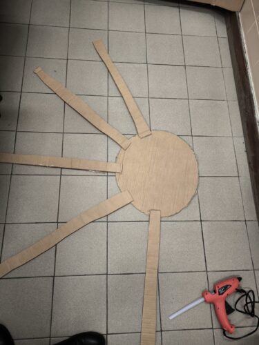 Os alunos sugeriram que para a estrutura da árvore fossem utilizadas caixas de cartão. Assim, a primeira fase consistiu no recorte e colagem do cartão para a construção da base/estrutura.