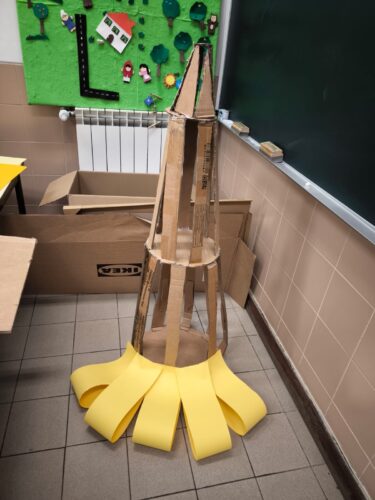 O cartão foi cortado, com a ajuda dos professores e assistentes operacionais, de forma a construir a estrutura tridimensional que irá sustentar todos os restantes materiais.