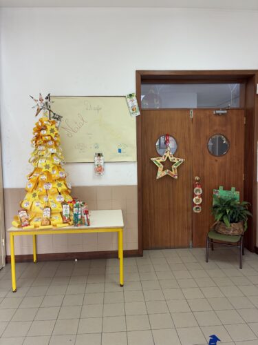 A árvore foi colocada na entrada principal da escola, espaço de passagem de toda a comunidade educativa, de forma a ter mais visibilidade.