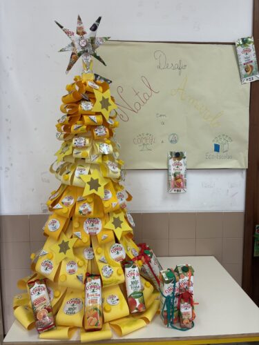 A árvore foi realizada pelos alunos, professores e assistentes operacionais com materiais reutilizáveis.