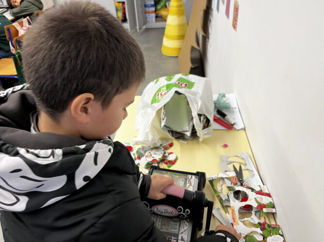 Alunos a cortar flores com a sizzix.