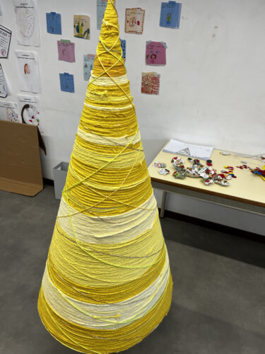 Árvore "tecida" com diferentes tons de amarelo, aproveitando restos de diferentes fios.