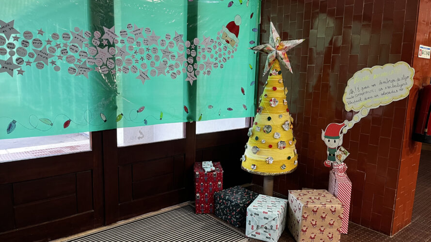 Árvore de Natal no hall de entrada da escola.