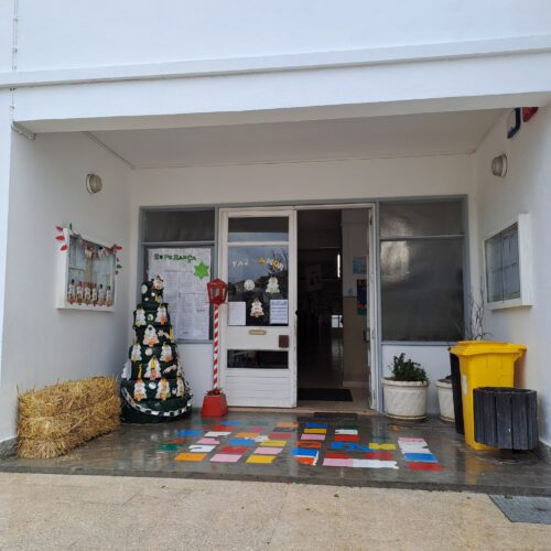 A nossa Árvore Amarela foi montada na entrada principal do edifício da nossa escola. O projeto resultou numa Árvore Amarela visualmente apelativa e repleta de significado ambiental, que decorou a entrada da escola durante a época natalícia.