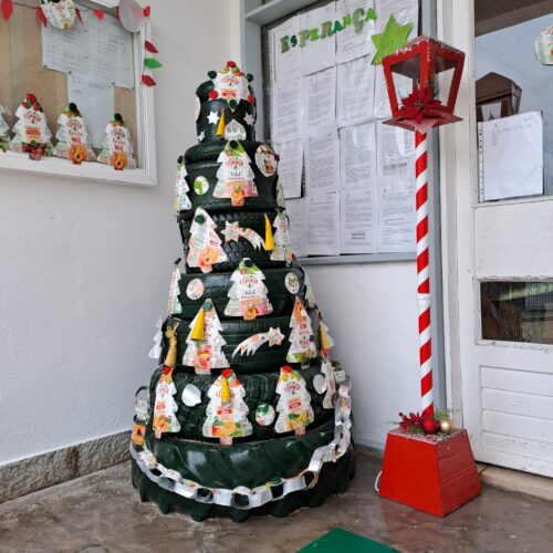 Esta atividade mostrou-se uma oportunidade educativa valiosa, aliando criatividade, trabalho colaborativo e consciência ambiental.
